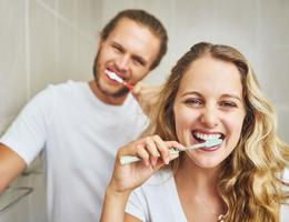 čištění zubů, žena