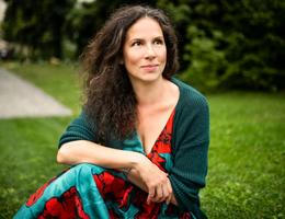 julie dobrovolna, zena