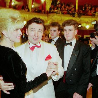 Fotogalerie / Ples v opeře / To byl ten nejslavnější ples v opěře.  Ivana Trup a Karel Gott v objetí devadesátek