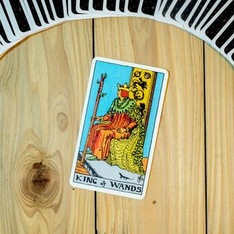 Král holí, tarot, žena