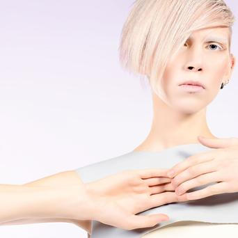 Extravagantní blond modelka žena