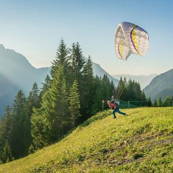 BO_OsterreichWerbung_Achensee_Paragliding při východu slunce, Zwölferkopf Pertisau