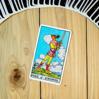 Páže mečů, tarot, žena