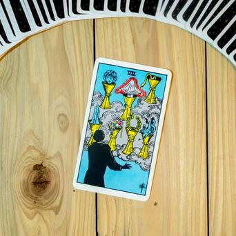Sedm pohárů, tarot, žena