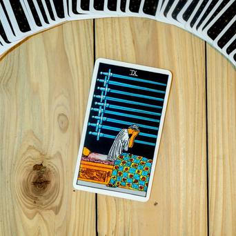 tarot, 9 mečů, žena