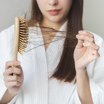 vlasy, padání vlasů, žena