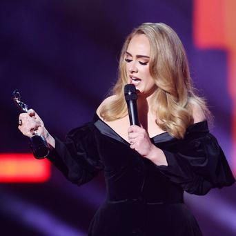 Adele na předávání cen Brit Awards.