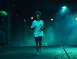 Reklama společnosti Samsung zobrazující ženu, která v Londýně běhá sama