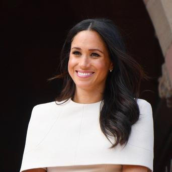 vlasy meghan markle, žena