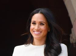 vlasy meghan markle, žena