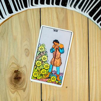 Tarot, 7 pentaklů, žena