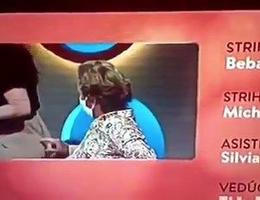 Maroš Kramár škrábe pozadí své kolegyně