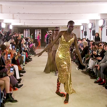 Modelku drsně zradily podpatky. Na mole se po vytrvalém boji sesypala k zemi