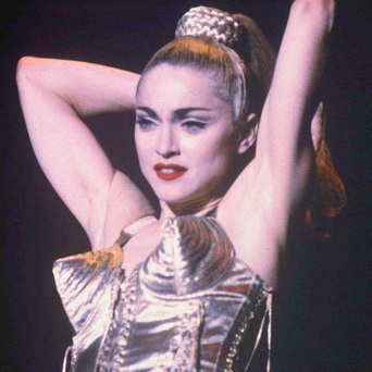 Špičatá prsa symbolizovala ženskou moc a vzdor vůči kritikům. Madonna je předvedla před 30 lety