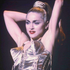 Špičatá prsa symbolizovala ženskou moc a vzdor vůči kritikům. Madonna je předvedla před 30 lety