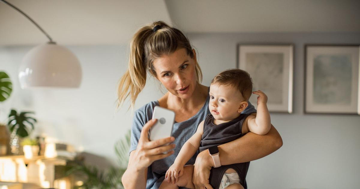 Čas u mobilu či televize tráví pravidelně 55 procent kojenců