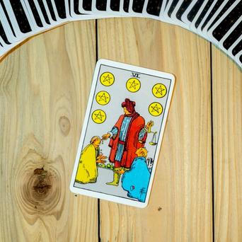 6 pentaklů, tarot, žena