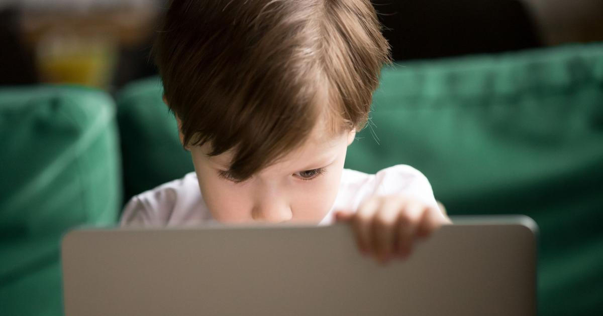 Hrají si na nacisty, svlékají se za peníze. Ví vůbec rodiče, co jejich děti sledují, žasnou experti