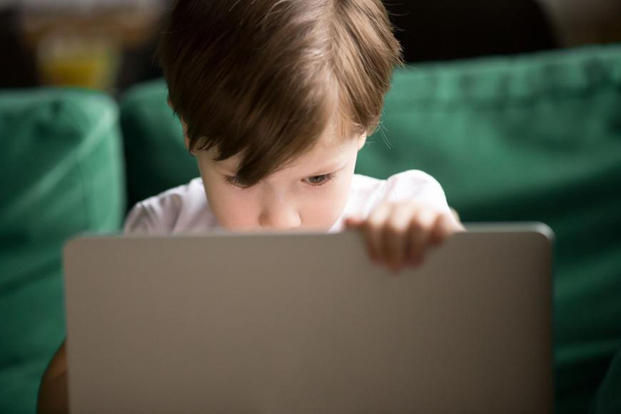 Hrají si na nacisty, svlékají se za peníze. Vědí vůbec rodiče, co jejich děti sledují, žasnou experti