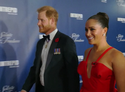 Proklatě hluboký výstřih. Meghan se odrostila od královské etikety šatníku