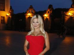 Perkausová v červené róbě