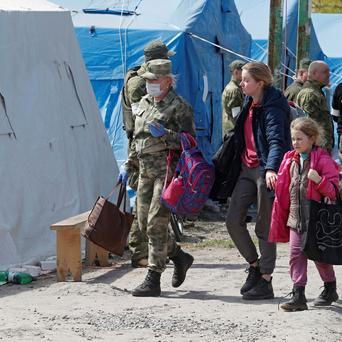 Civilisté evakuovaní z Azovstalu dorazili do dočasného ubytovacího zařízení nedaleko Mariupolu.