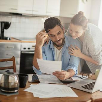 Muž se ženou u notebooku