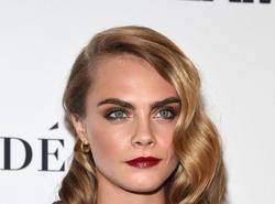 mayim bialikova, sophie turnerova, cara delevingne