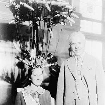 Jednorázové užití / Fotogalerie / Před 115 lety kadeřník Karl Ludwig Nessler vynalezl trvalou ondulaci vlasů