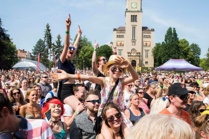 „Za tou zdí nejsou žádné příšery.“ Jedinečný festival tři dekády otevírá psychiatrii