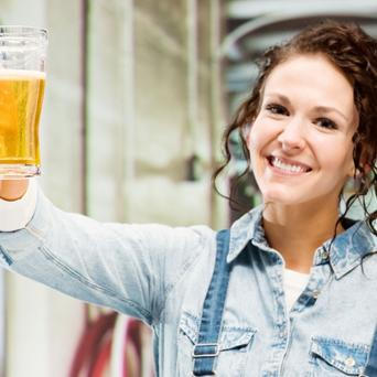 pivo, zena