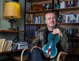 Houslista Pavel Šporcl a jeho domov - šatníky slavných