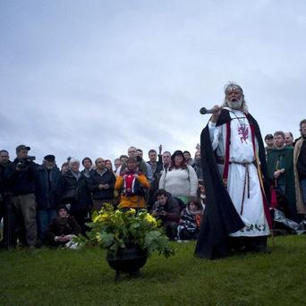 Oslavy slunovratu u Stonehenge