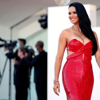 Oslňující výstřih a červené flitry. Adriana Lima ohromila fanoušky na festivalu v Benátkách