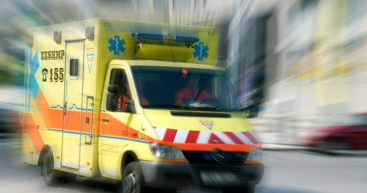 VIDEO: Pomalý krok, mobil u ucha. Policie hledá řidiče, který blokoval cestu sanitce