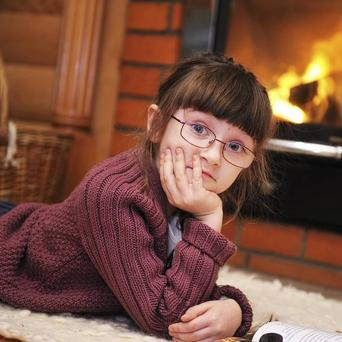 Holčička u krbu