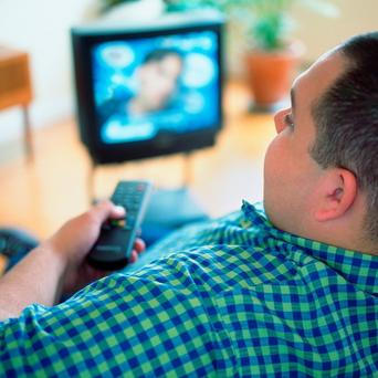 Muž u televize