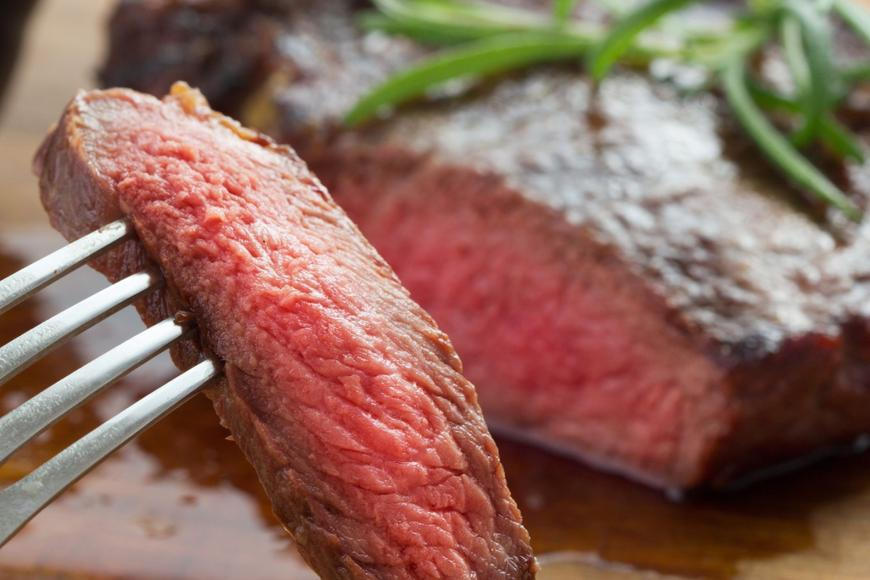 Maso pod lupou. Rozsáhlá studie potvrzuje nižší riziko rakoviny u vegetariánů, varuje vegany