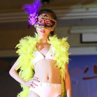 Desetileté čínské modelky předvádí bikiny