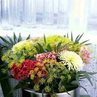 Použijte na květiny netradiční nádobu