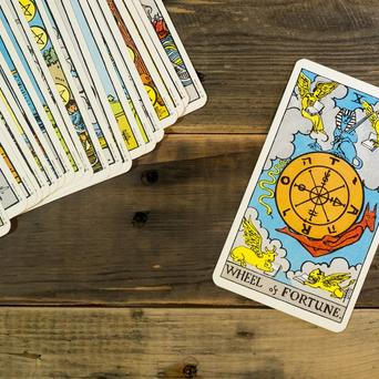 Kolo štěstí, tarot, žena