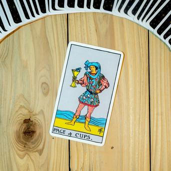 Páže pohárů, tarot, žena