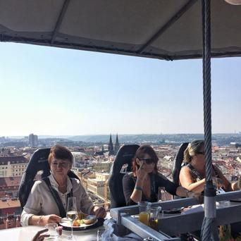 večeře v oblacích