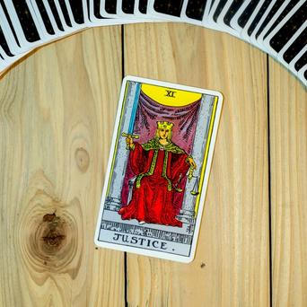 Tarot, Spravedlnost, žena
