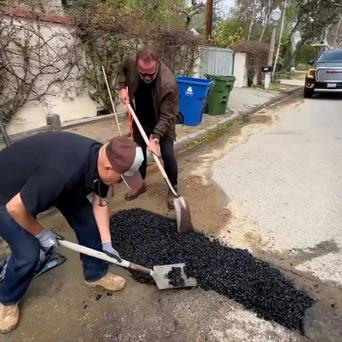 Arnold Schwarzenegger sám opravil díru na silnici. Video se stalo hitem