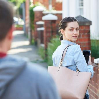 stalking, catcalling, harašení, zena