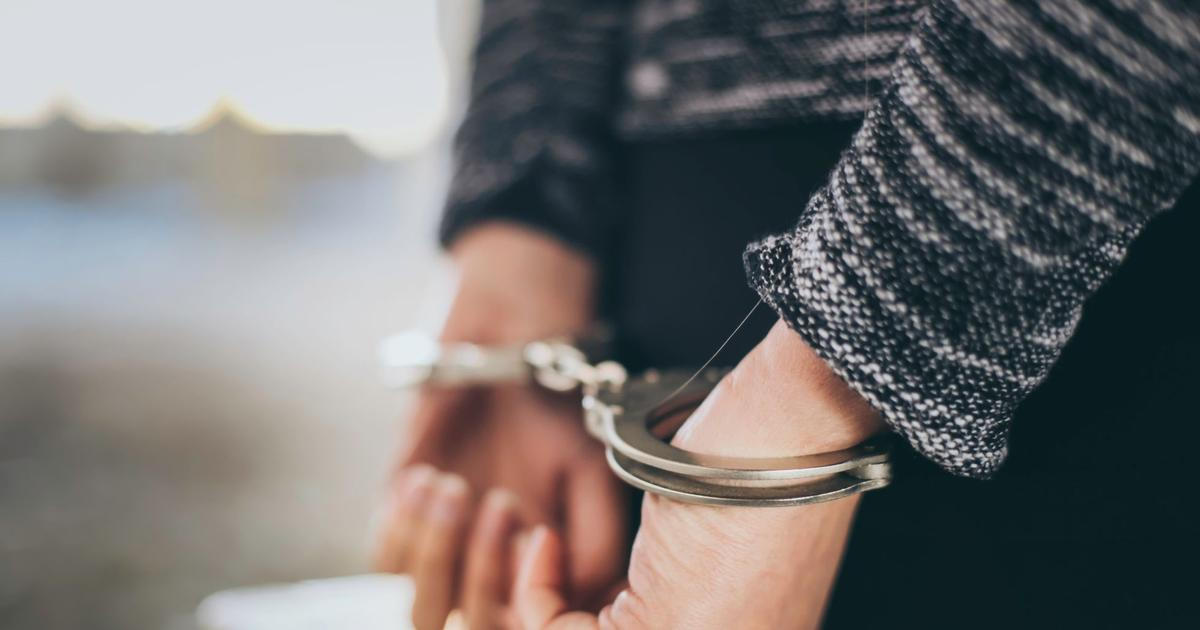 Část těla v domě, zbytek v řece. Policie šetří vraždu, obviněný je v nemocnici