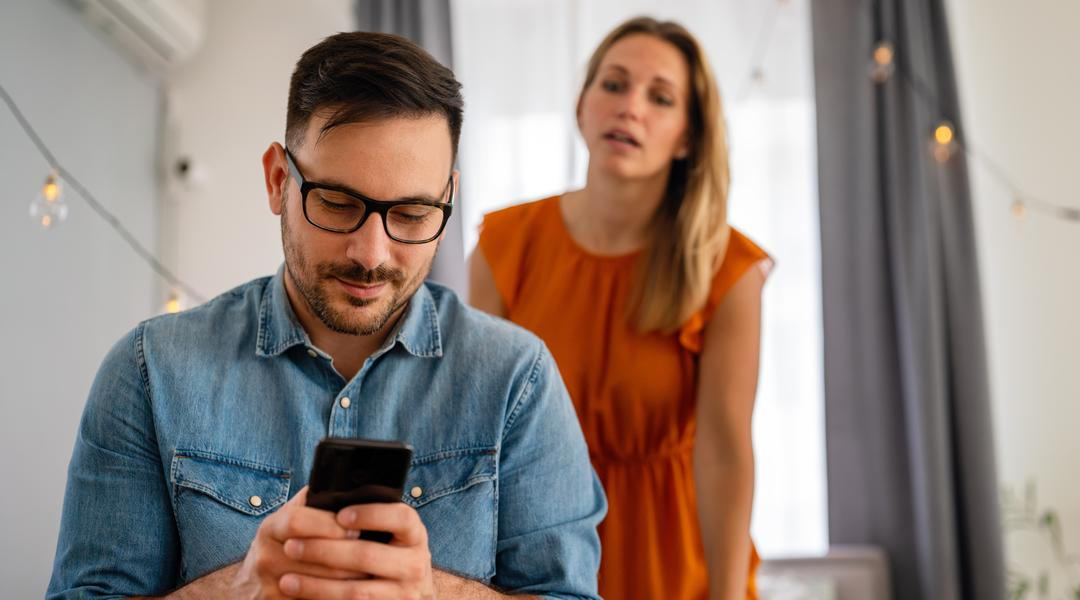 Muž podvádí ženu přes telefon