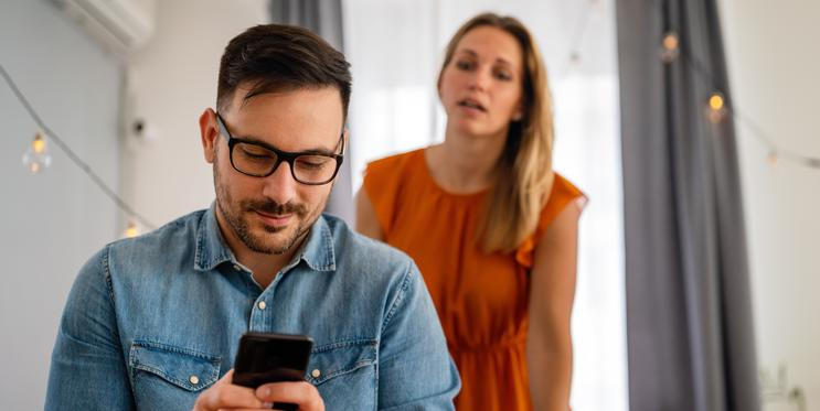 Muž podvádí ženu přes telefon