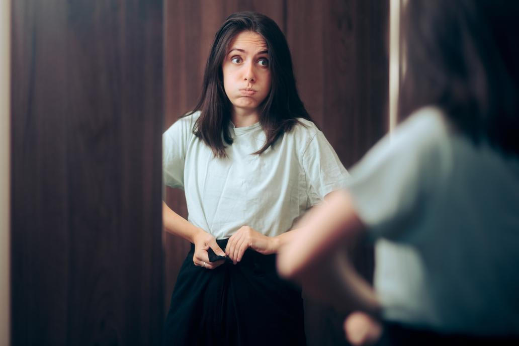 Zkoušení kalhot v kabince